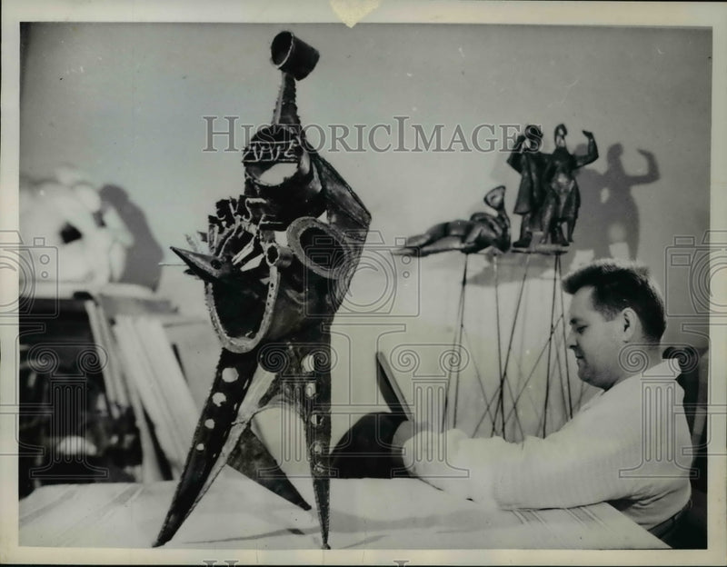 Load image into Gallery viewer, 1961 Press Photo Jaroslav Sajn, 35, Czech Sculptor
