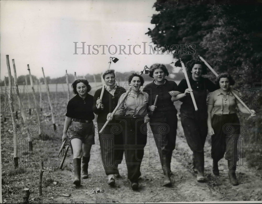 1939 Press Photo Thirty young women forsake city life and possessions to learn