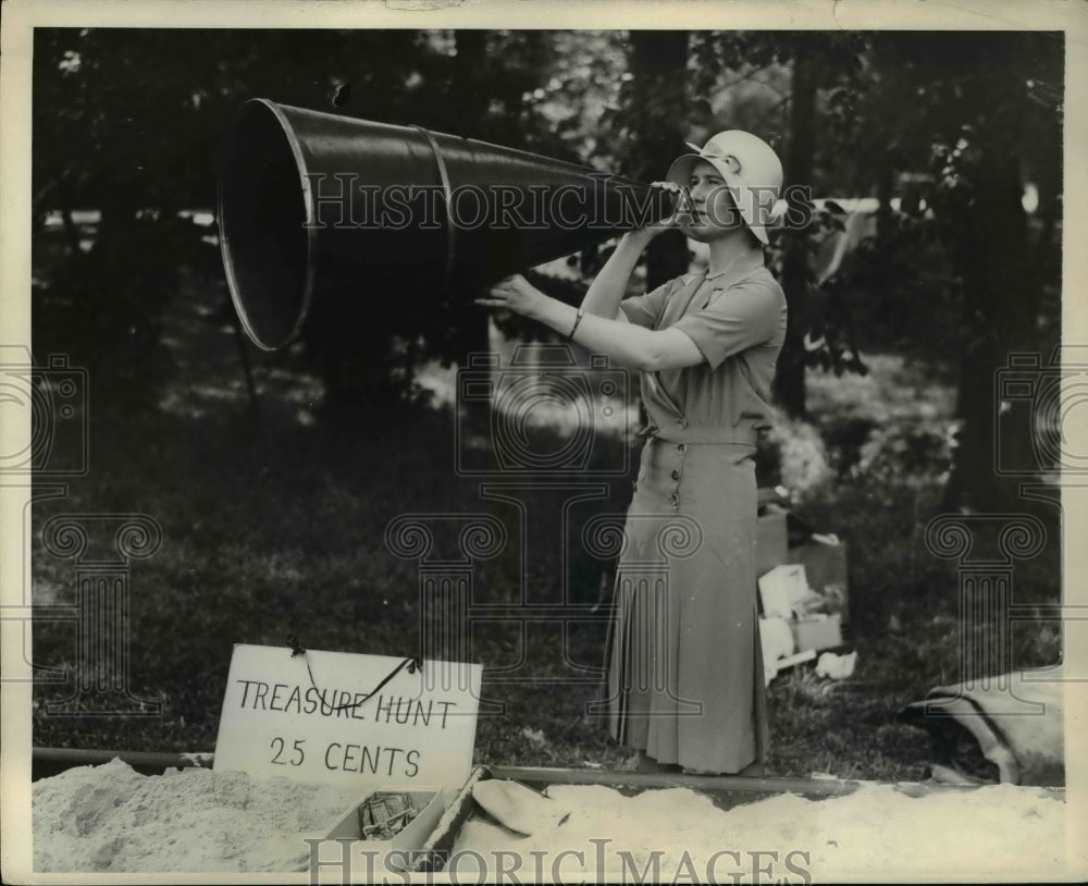 1930 Press Photo Society at charity country fair. Mrs. Harvey Shaffer in role of