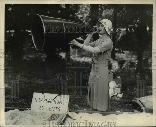 1930 Press Photo Society at charity country fair. Mrs. Harvey Shaffer in role of