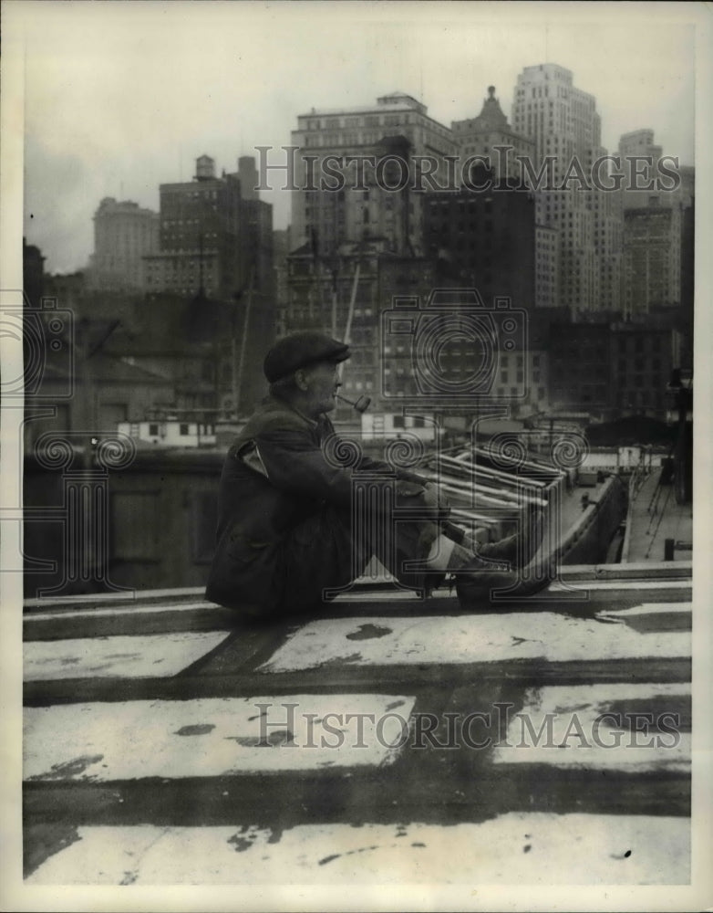 1937 Press Photo Barge residents await new season. Shown Captain George