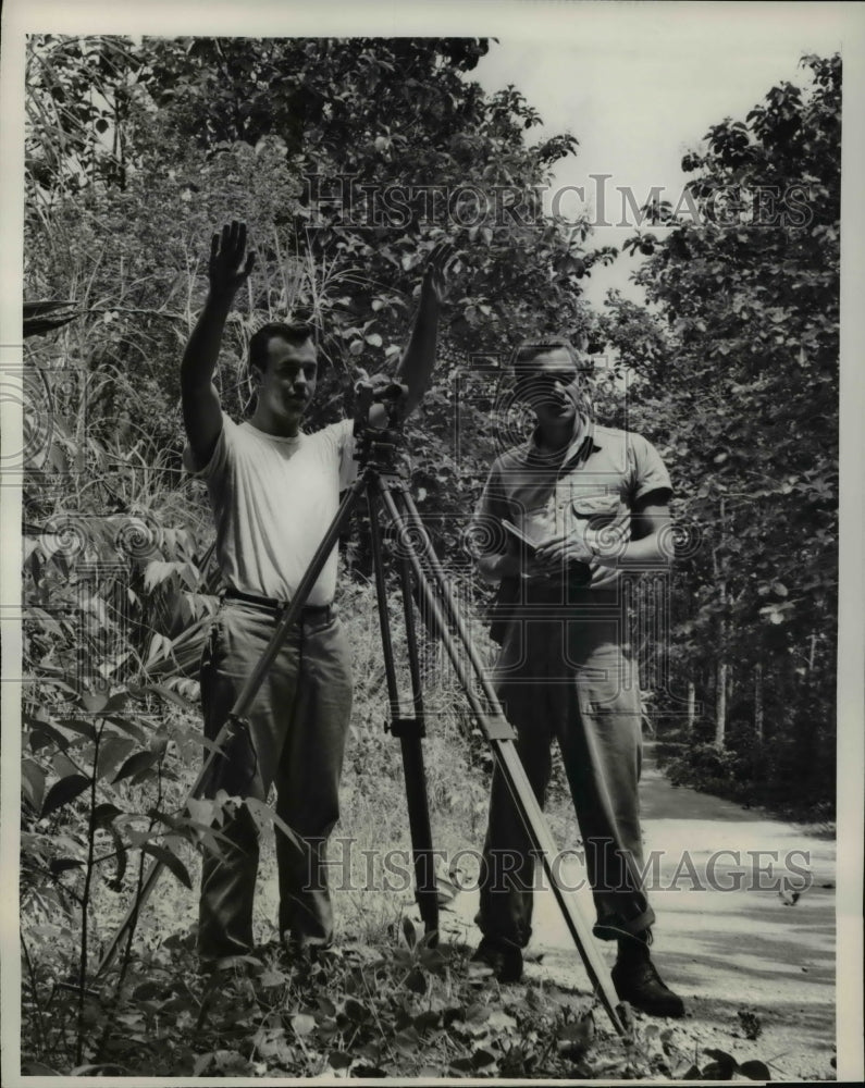 Load image into Gallery viewer, 1961 Press Photo Jim Belisle, John Whyte survey Rio Abajo training area
