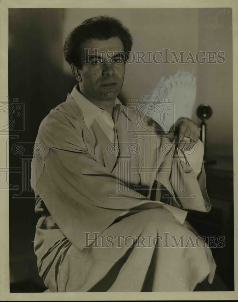 1932 Press Photo Ben Ami at his dressing room