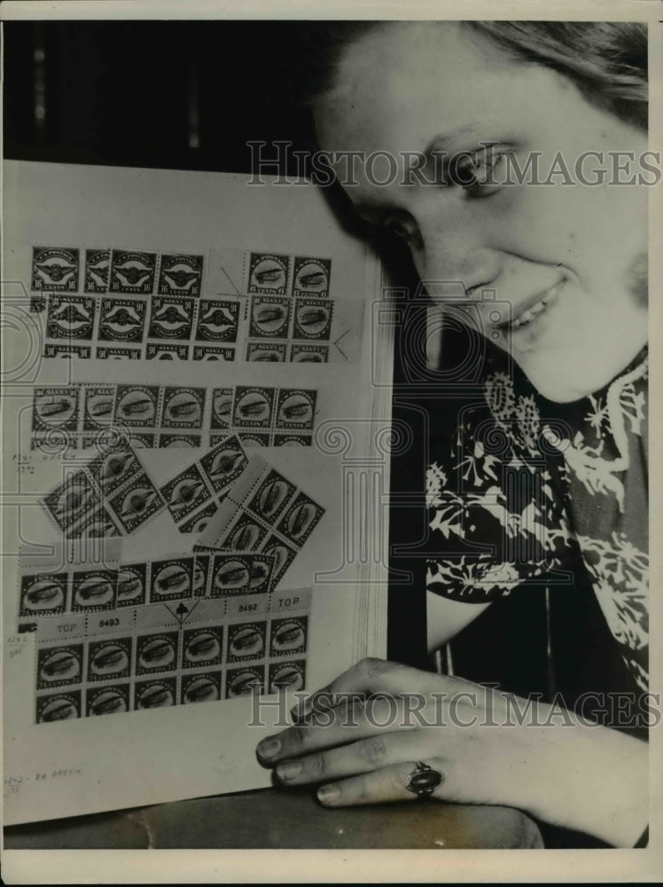 1940 Press Photo Buffalo NY American Philatelic Society Ruth Moore & airmail sta