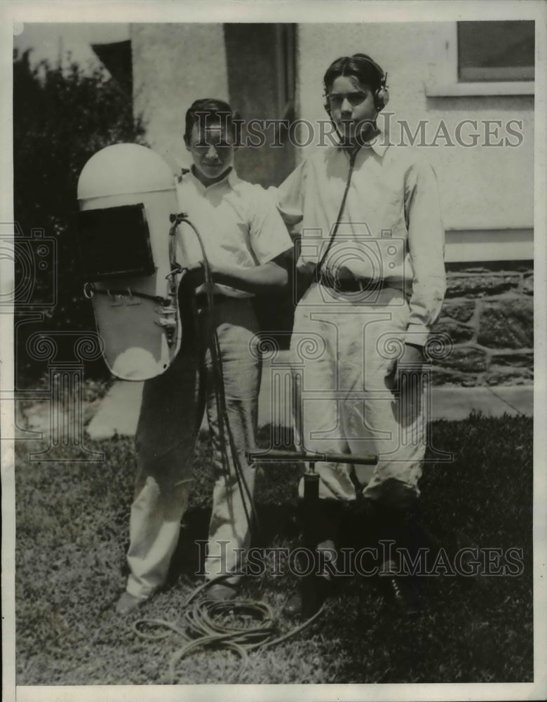 1933 Press Photo John Walsh, Ken Lewes exploers with diveing helmut