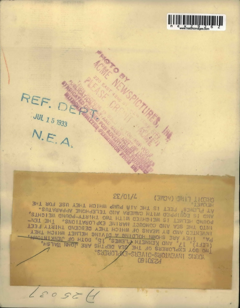 1933 Press Photo John Walsh, Ken Lewes exploers with diveing helmut