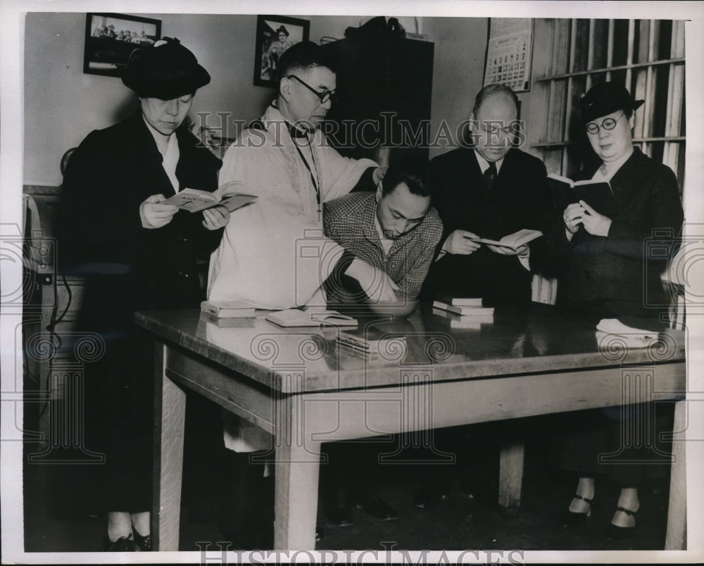 1937 Press Photo Neiche Kato being baptized as christian in Jail