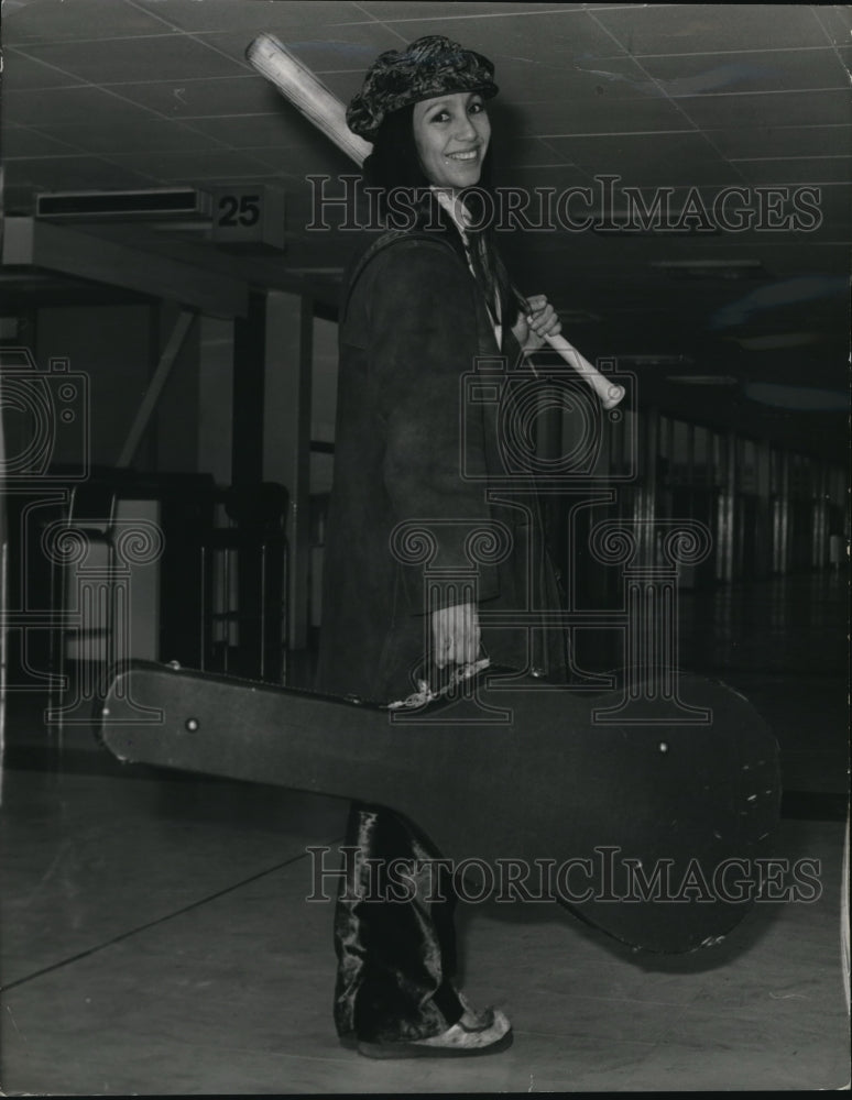 1971 Press Photo Julie Felix California Folk Singer Carries Guitar and Bat
