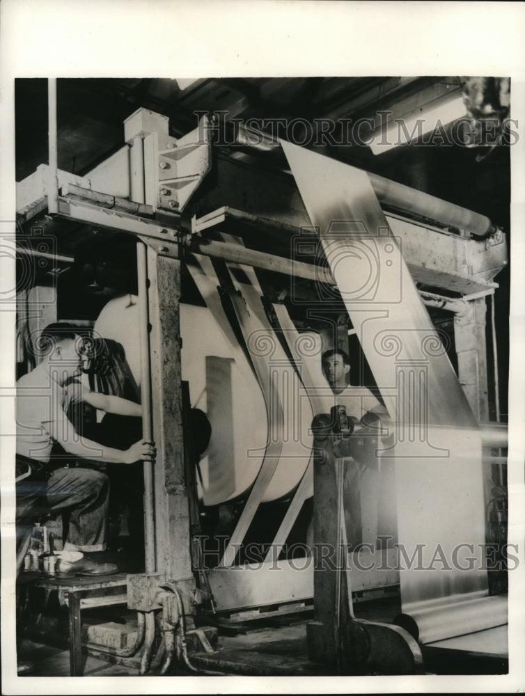 1955 Press Photo Meredith Publishing Co press workers in Des Moines Iowa