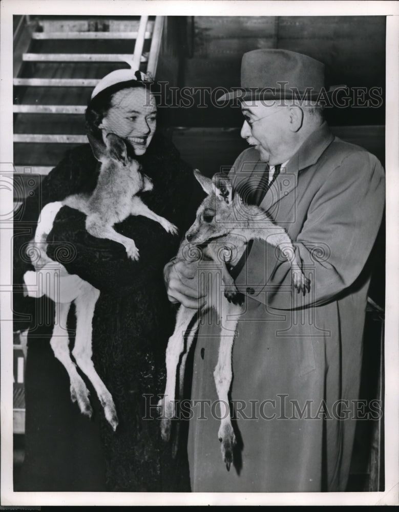 Load image into Gallery viewer, 1952 Press Photo Loretta North, winner of Miss Kangaroo beauty contest, tours US
