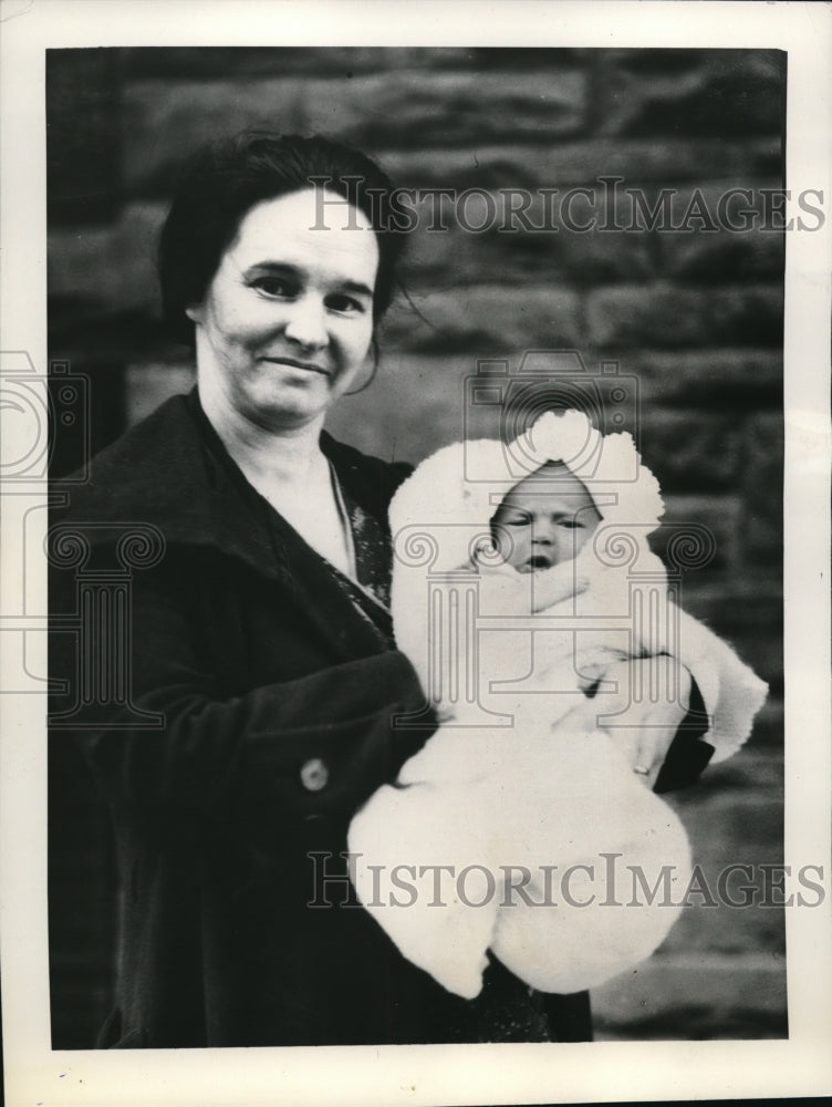 Load image into Gallery viewer, 1938 Press Photo Mrs. John Nagle, 1 of 4 winners of Baby Derby of Toronto
