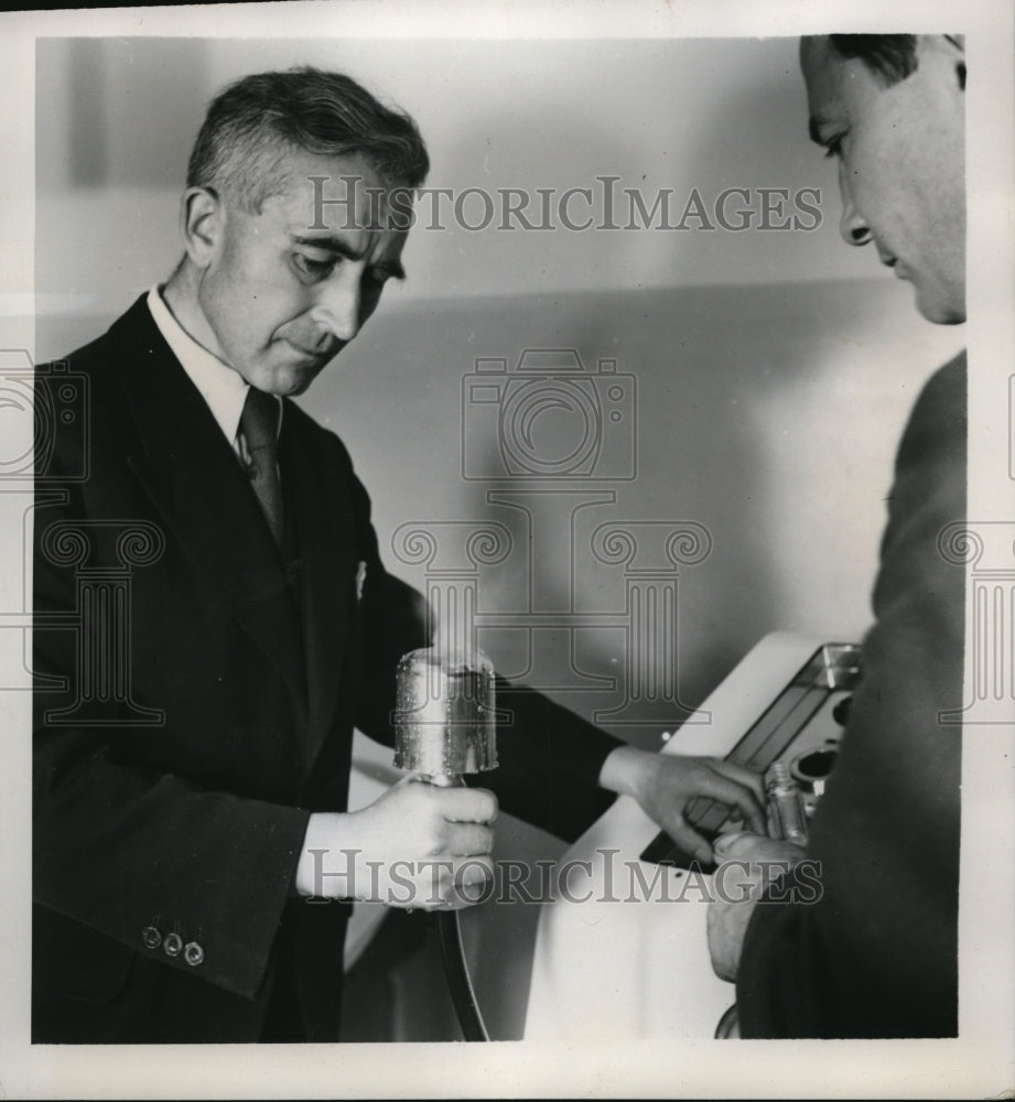 1949 Press Photo Dr. Gerd Nickel Demonstrates Energy of Atomic Ball