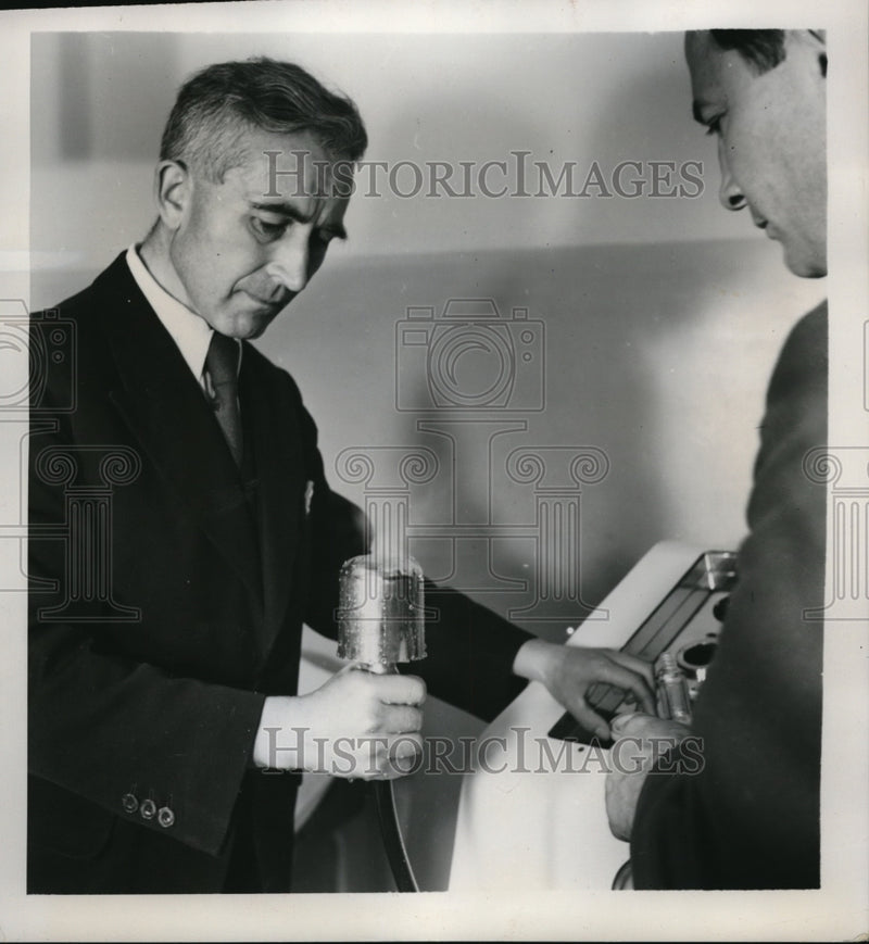 Load image into Gallery viewer, 1949 Press Photo Dr. Gerd Nickel Demonstrates Energy of Atomic Ball
