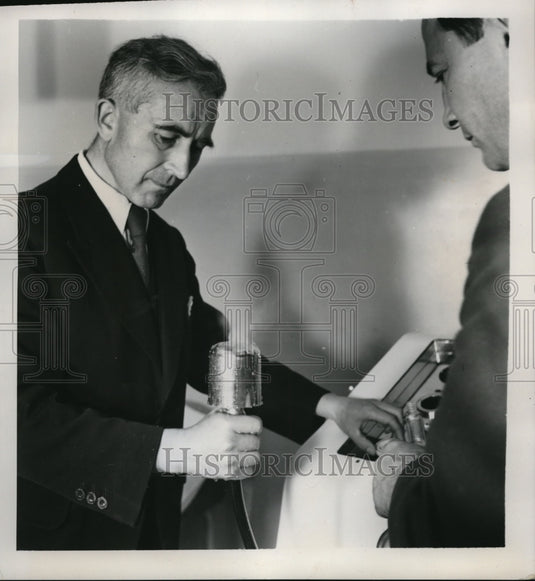 1949 Press Photo Dr. Gerd Nickel Demonstrates Energy of Atomic Ball