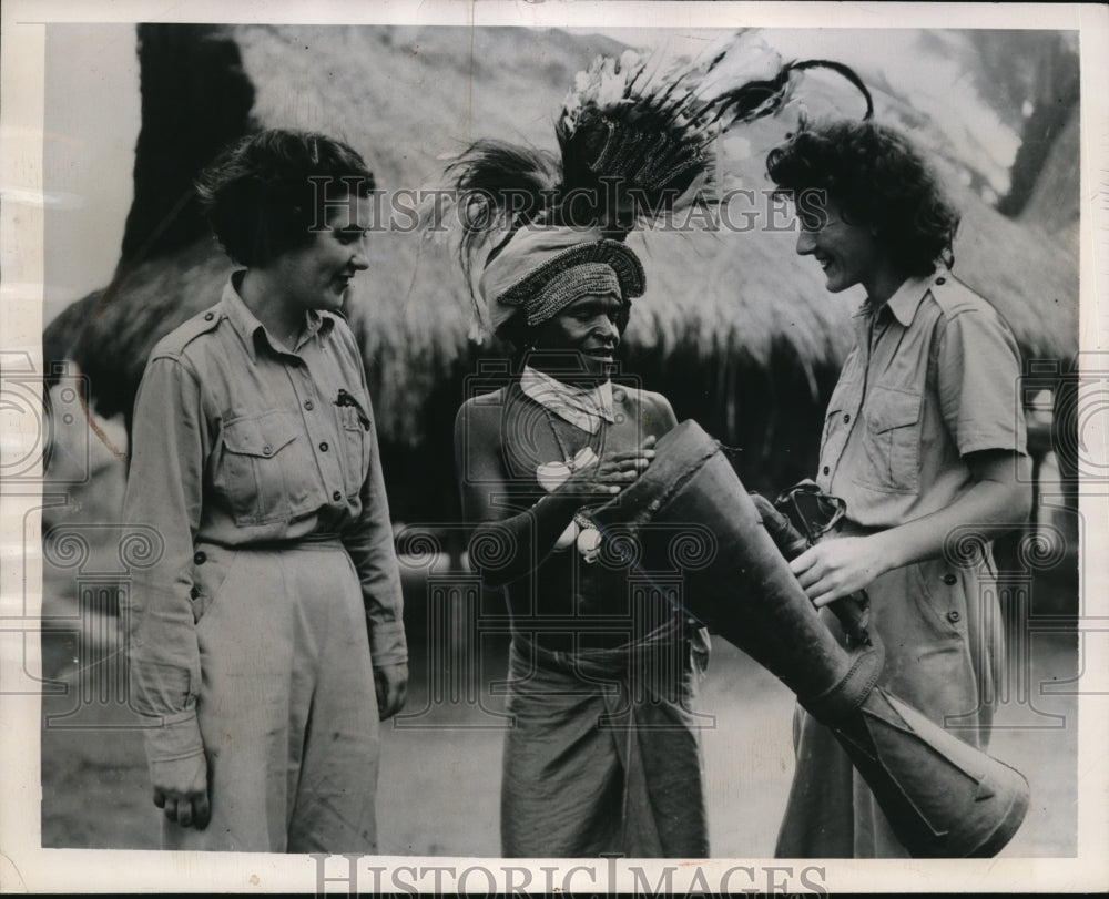 1948 Press Photo Margaret McArthur,Doreen Langley at Patep village in New Guniea