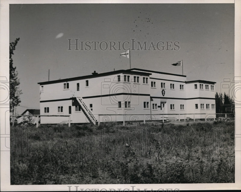 Load image into Gallery viewer, 1940 Press Photo The All Day Saint's Hospital at the Church of Aklavik England
