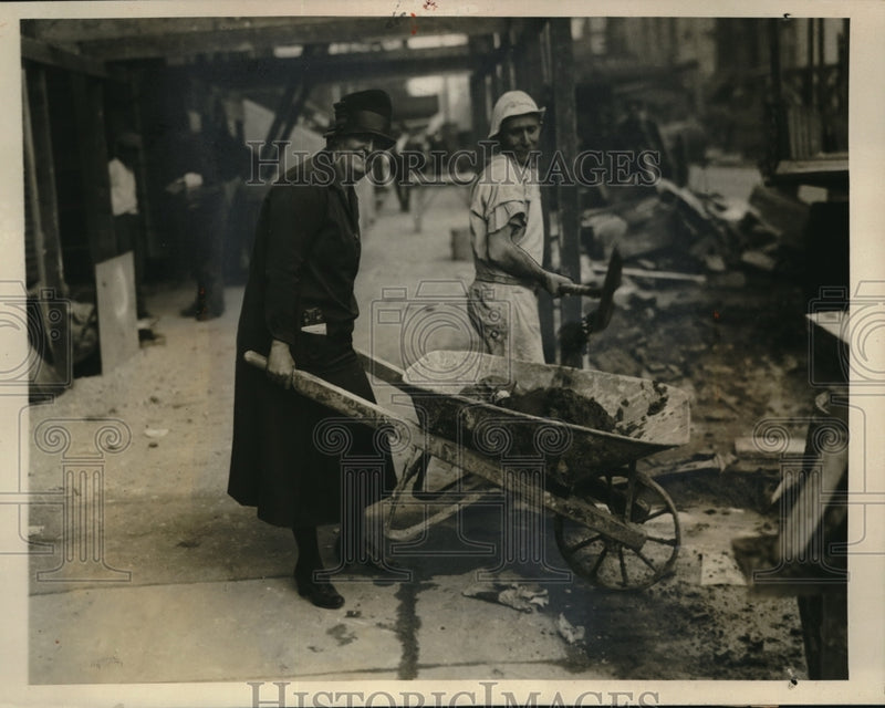 Load image into Gallery viewer, 1926 Press Photo Edyth Totten Plans, Construct and Operate Theatre
