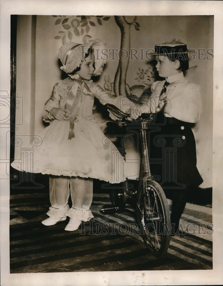 1939 Press Photo Anne Bonville-Humphreys (L) & Anne Simon