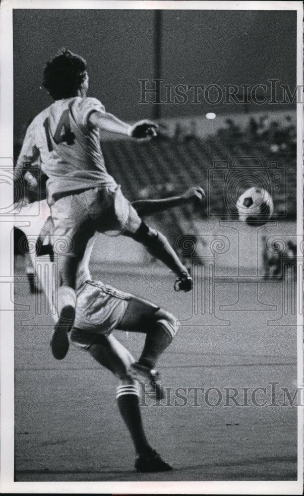 1977 Press Photo Cobra's Bill Kenny (14) goes high for ball but Oceaneer's Mike