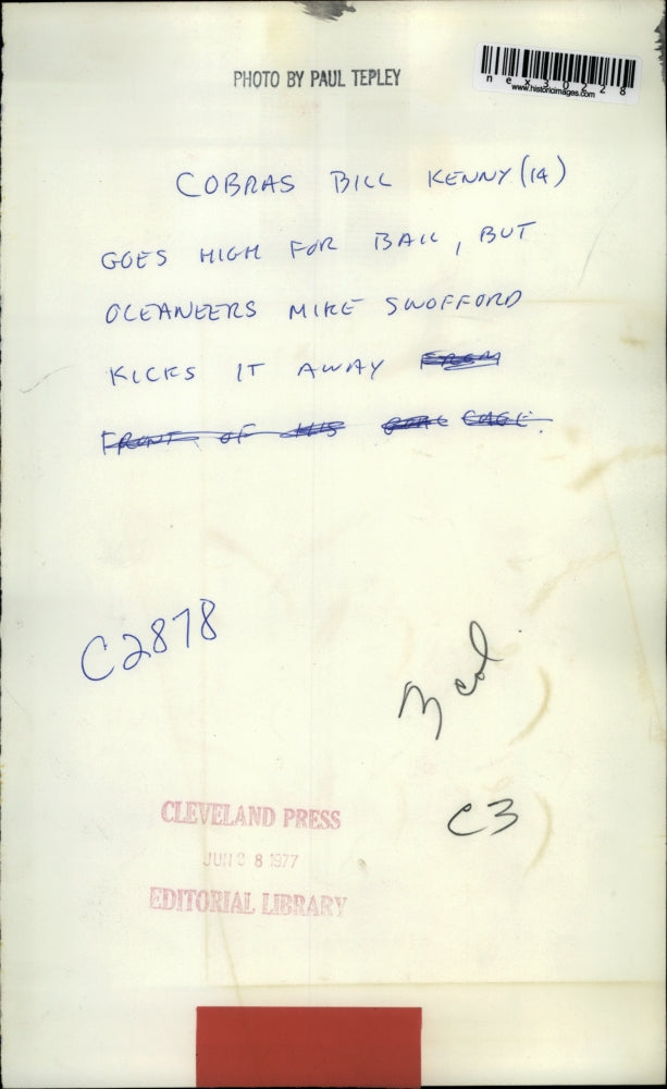 1977 Press Photo Cobra's Bill Kenny (14) goes high for ball but Oceaneer's Mike