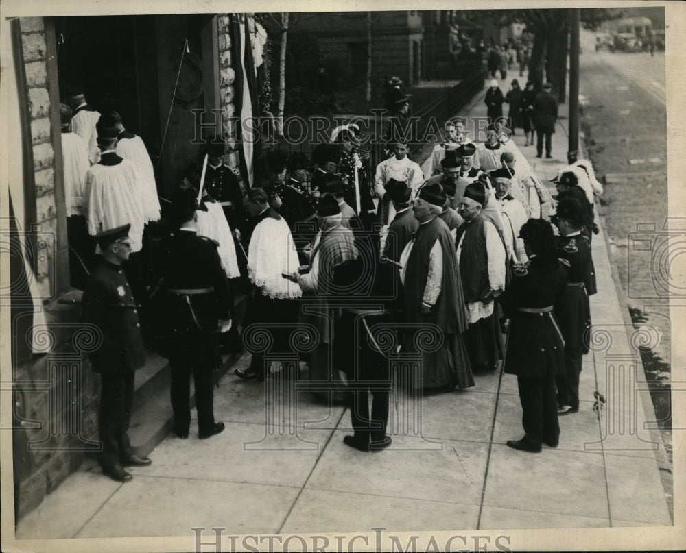 1928 Press Photo Priests and monsignor with the school children and Knights