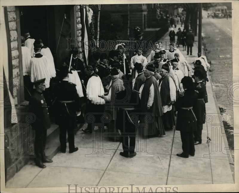 Load image into Gallery viewer, 1928 Press Photo Priests and monsignor with the school children and Knights
