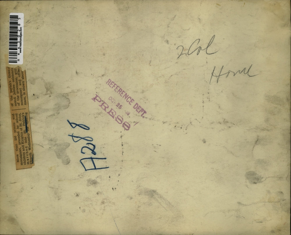 1928 Press Photo Priests and monsignor with the school children and Knights