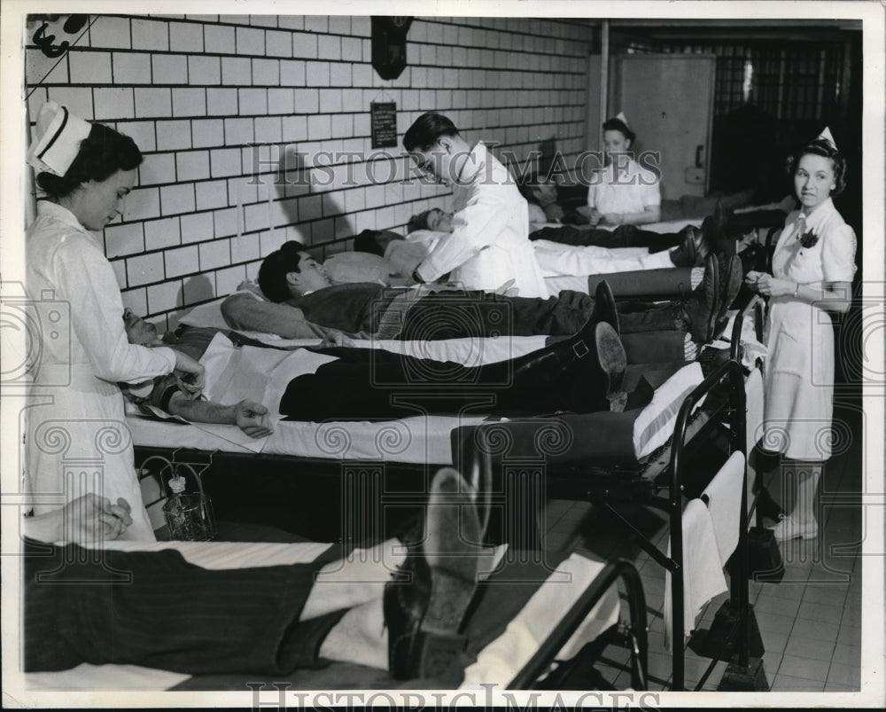 1942 Press Photo St. Louis, Mo. City Jail prisoners voluntarily donate blood