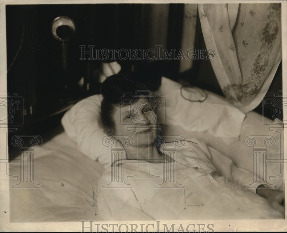 1922 Press Photo Mrs. Emma S. Bunnell, in bed 29 years, runs $1,000,000 business