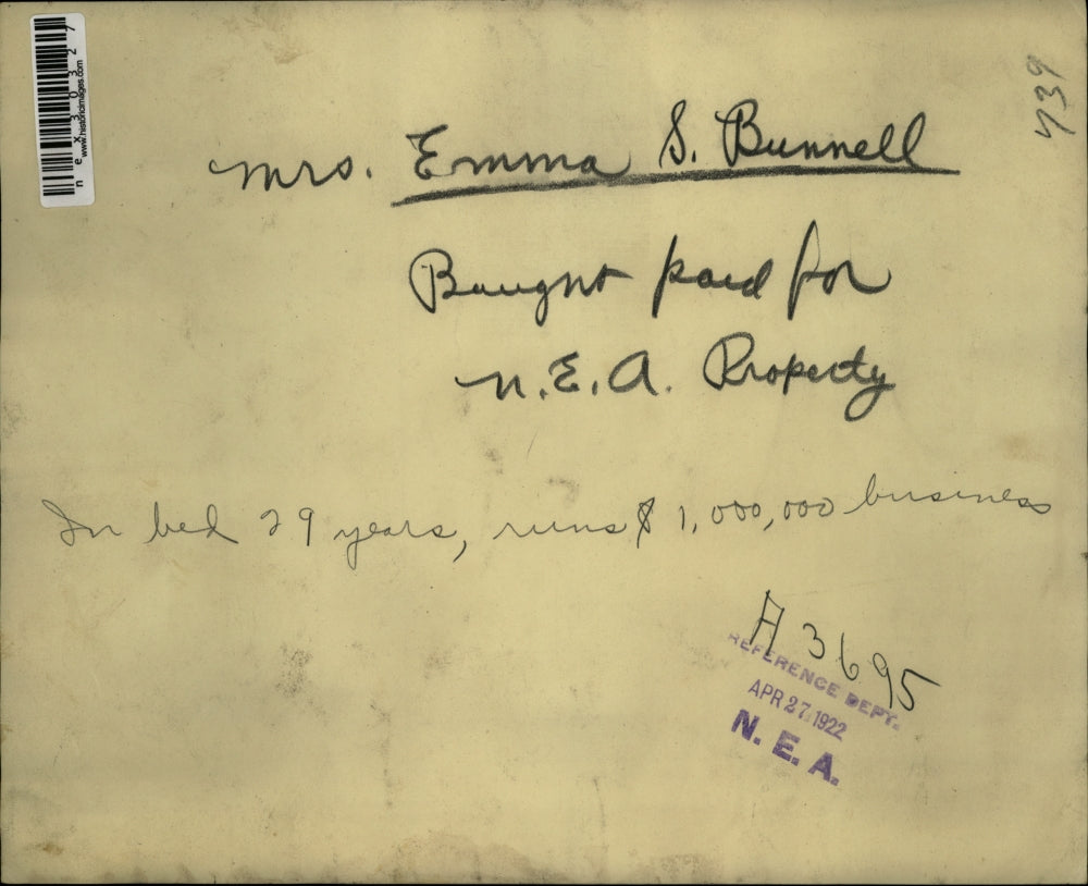 1922 Press Photo Mrs. Emma S. Bunnell, in bed 29 years, runs $1,000,000 business