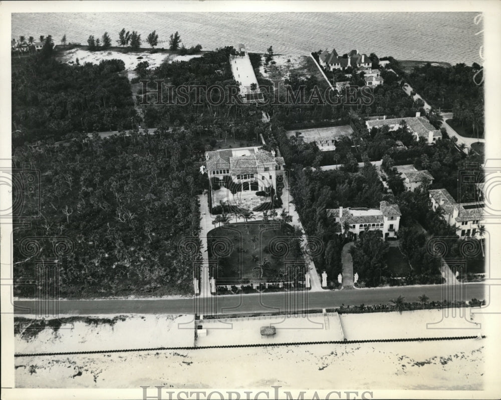 19354 Press Photo Neustro Paradiso leased by Enzo Fiermonde and wife
