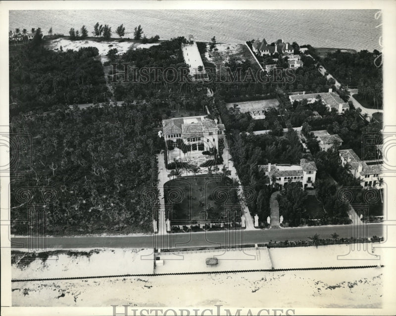 Load image into Gallery viewer, 19354 Press Photo Neustro Paradiso leased by Enzo Fiermonde and wife
