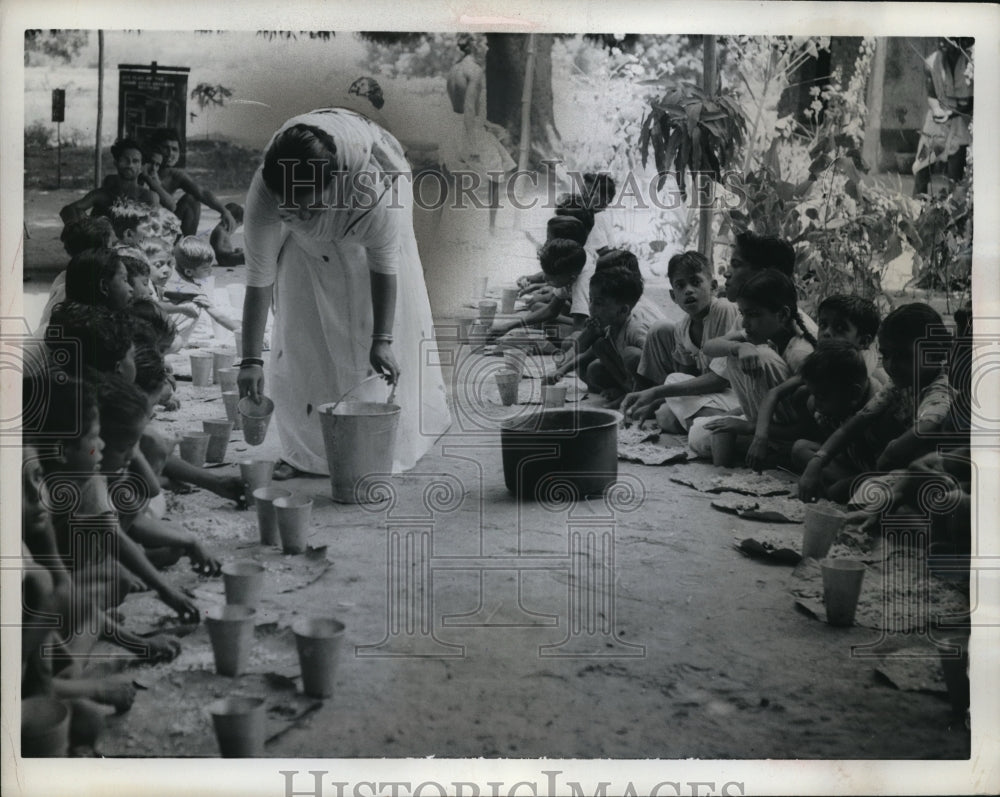 1962 Press Photo Orissa school children with their meal from the UNICEF- Historic Images