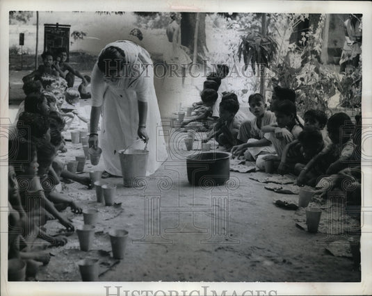 1962 Press Photo Orissa school children with their meal from the UNICEF- Historic Images