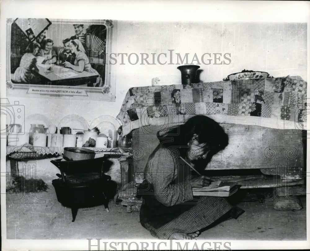 1968 Press Photo A barefoot gypsy girl in Southern Hungary