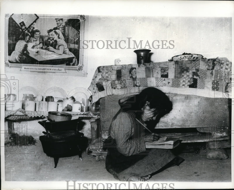 Load image into Gallery viewer, 1968 Press Photo A barefoot gypsy girl in Southern Hungary
