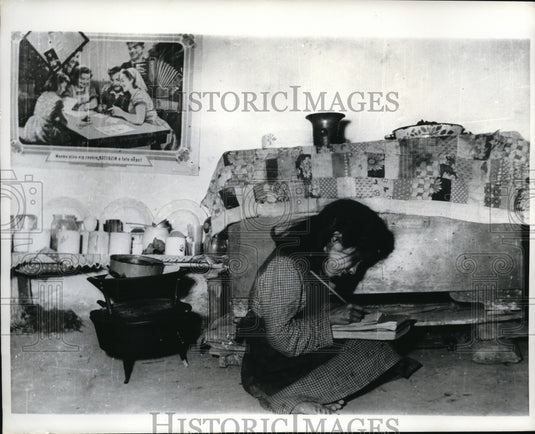 1968 Press Photo A barefoot gypsy girl in Southern Hungary