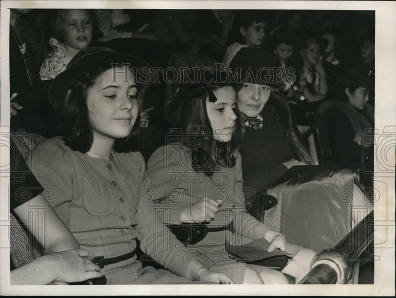 Load image into Gallery viewer, 1940 Press Photo Children of Colombia guest in British Embassy in N.Y.Theater
