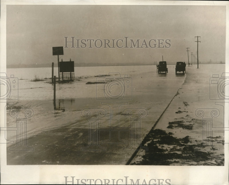 Load image into Gallery viewer, 1930 Press Photo Vincennos Indiana recue by plane and sleds area flooded
