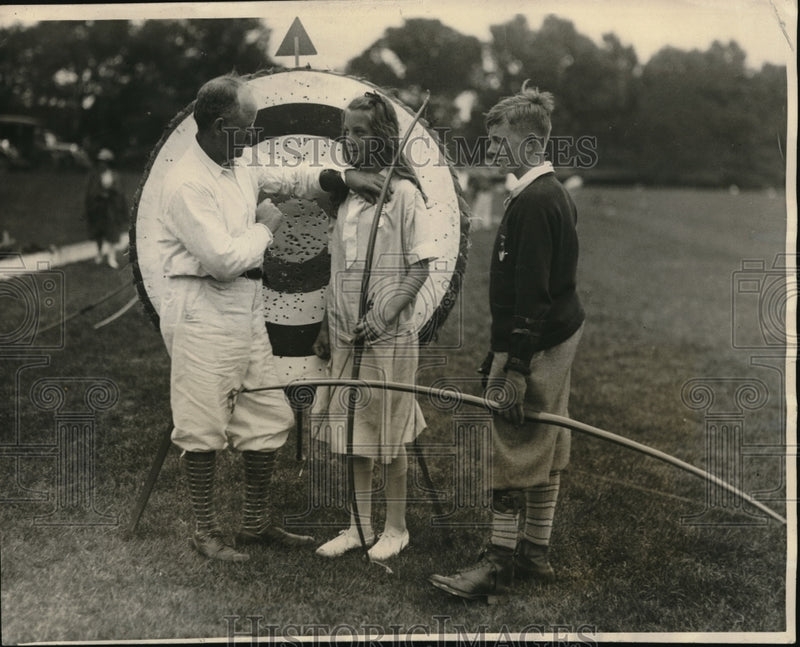 Load image into Gallery viewer, 1926 Press Photo Bryn Mawr PA Rbt Elmer, F Gray &amp; Don MacKenzie archery
