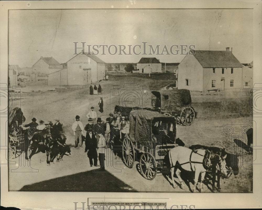 1927 Press Photo People gather in the street