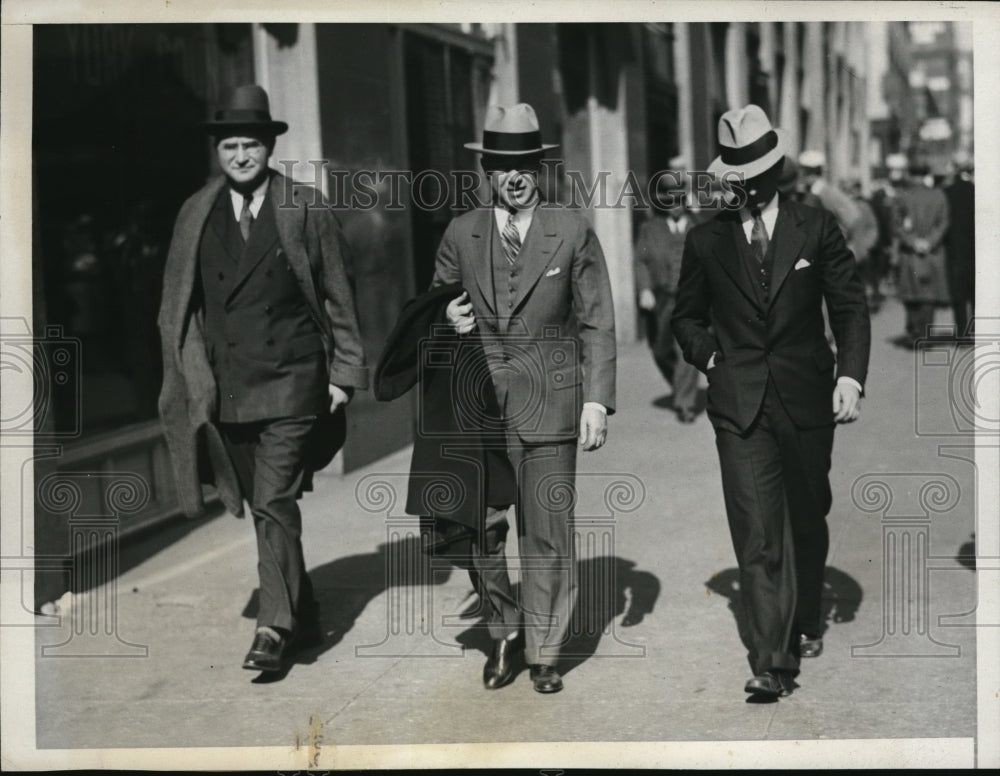 1930 Press Photo Saul Singer, son Herbert at NYC court mismanagement of bank