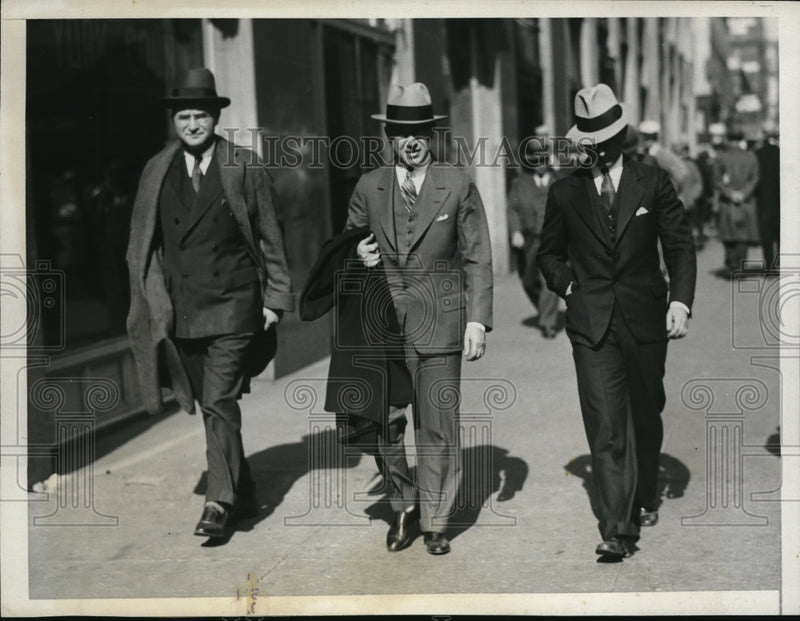 Load image into Gallery viewer, 1930 Press Photo Saul Singer, son Herbert at NYC court mismanagement of bank
