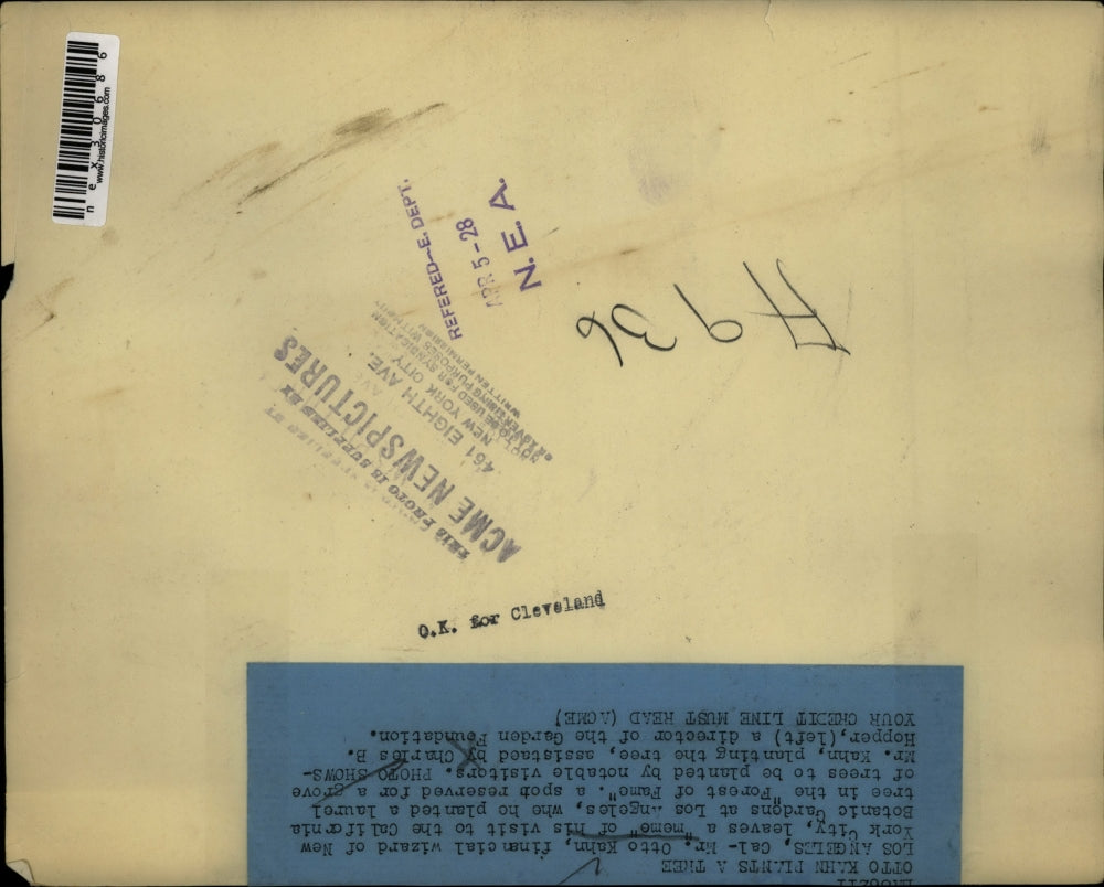 1928 Press Photo Financial wizard Mr. Otto Kahn plants trees with Charles Hopper