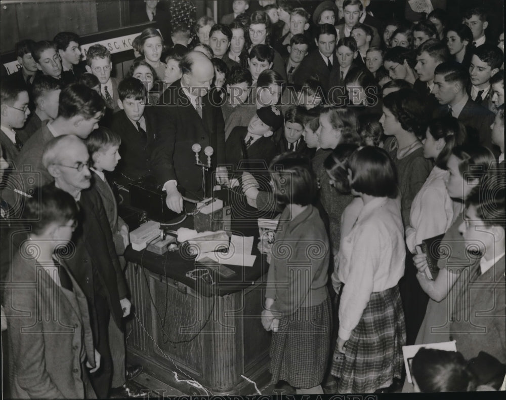 1939 Press Photo Professor James Kendall Lectures at Royal Institution