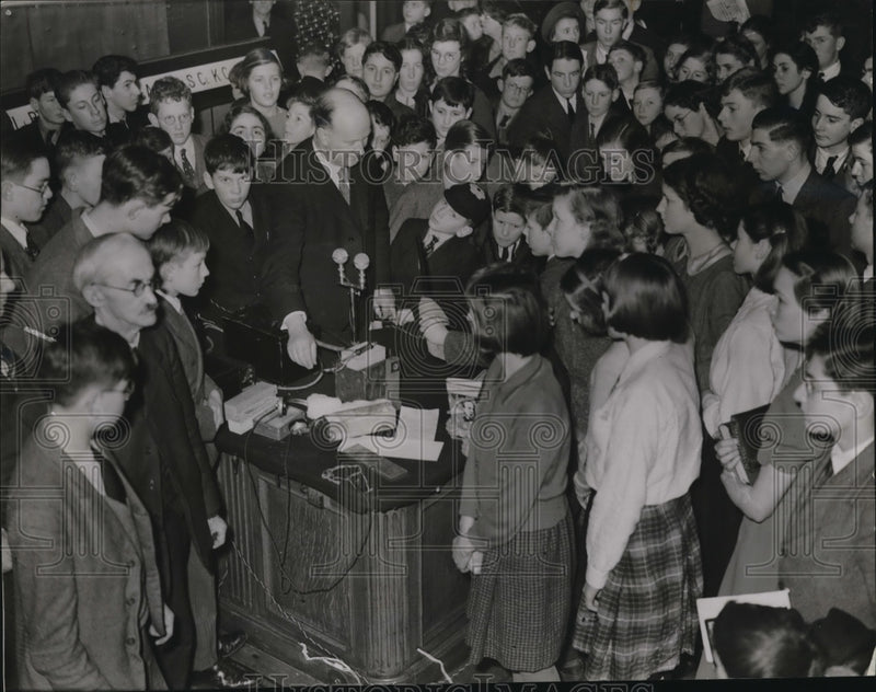 Load image into Gallery viewer, 1939 Press Photo Professor James Kendall Lectures at Royal Institution
