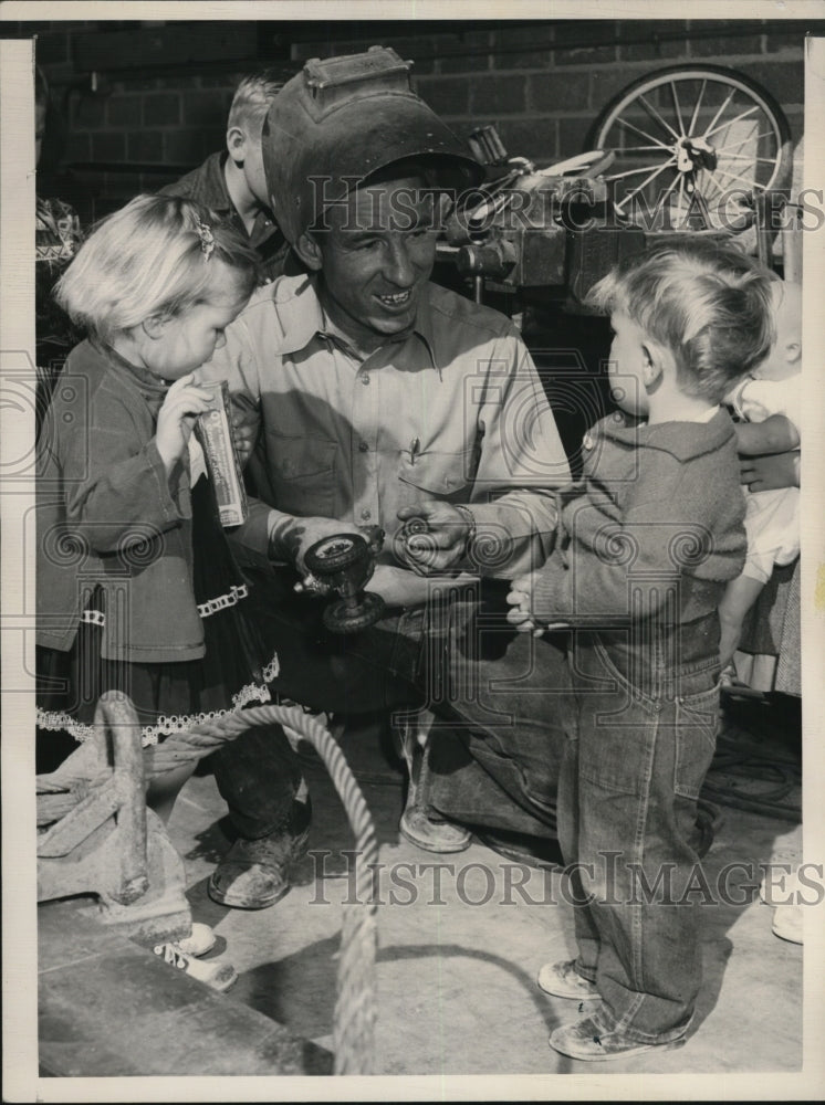 Load image into Gallery viewer, 1950 Press Photo Las Vegas Nev Ernie Thacker at Lincoln Welding Works with kids
