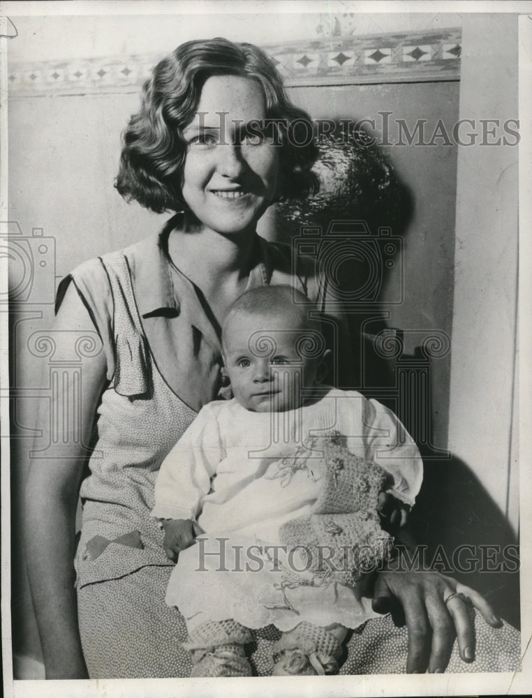 Load image into Gallery viewer, 1932 Press Photo Mrs Robert Nacy &amp; son Tony Jr with booties from Mrs Roosevelt

