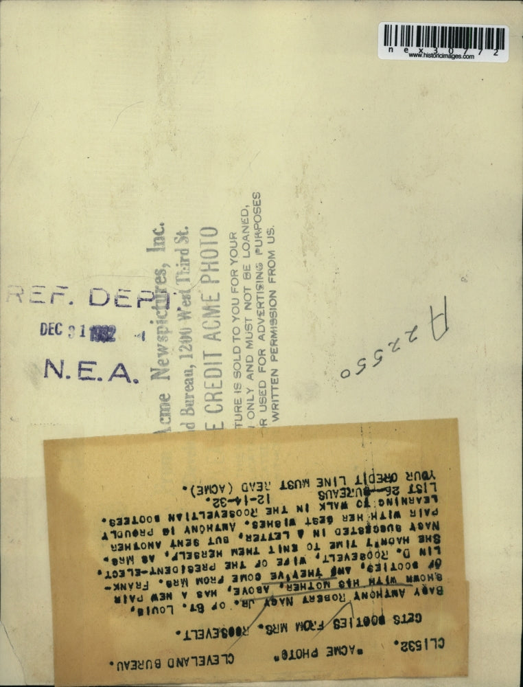 1932 Press Photo Mrs Robert Nacy & son Tony Jr with booties from Mrs Roosevelt