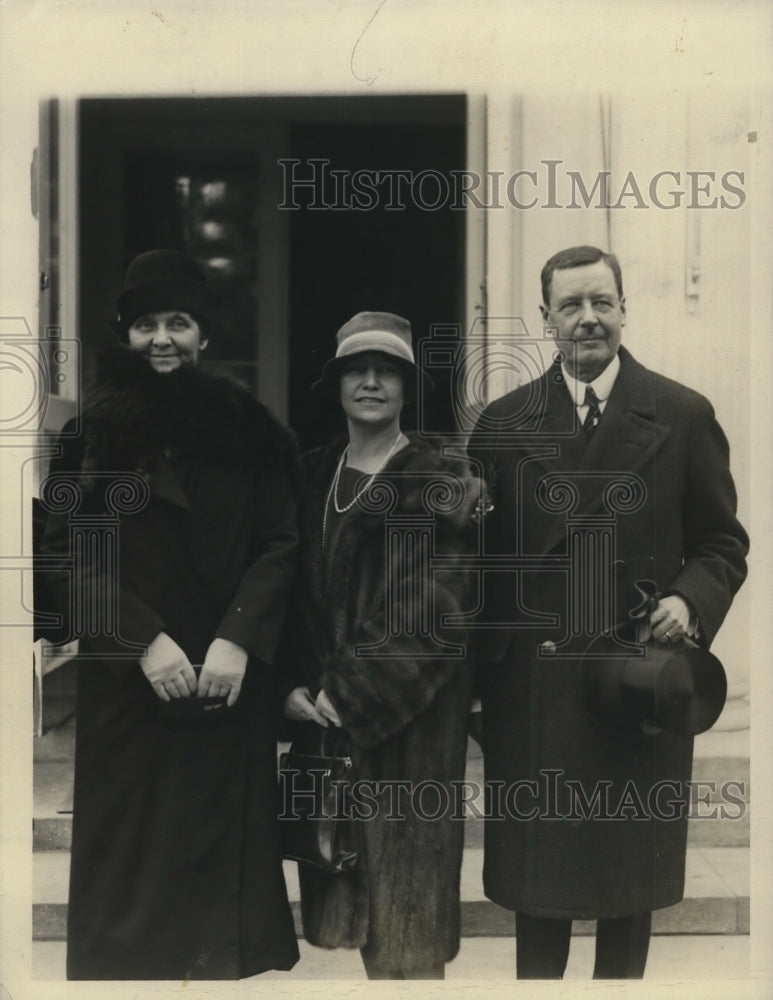 Load image into Gallery viewer, 1926 Press Photo Norwegian singer Madame Kaja Nonena(center) in US with

